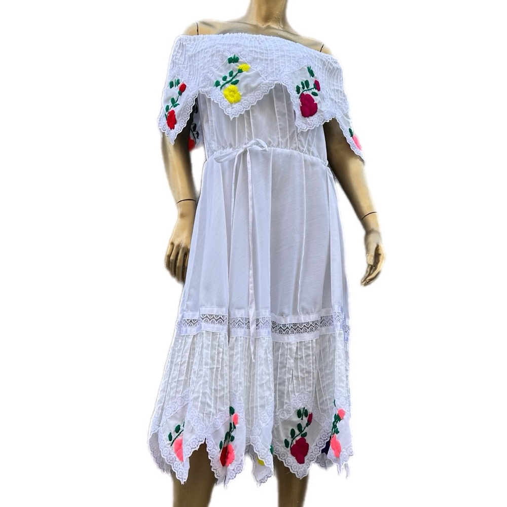 Vintage Mexican White Off-Shoulder Dress with colorful yarn Floral Embroidery